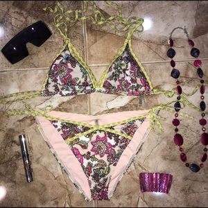 Victoria’s Secret floral triangle top bikini 👙